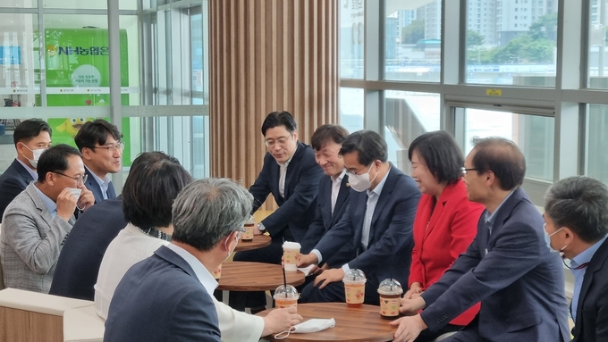김동연 경기도지사와 도의회 양당 대표가 4일 경기도청 카페에서 티타임을 갖고있다. (사진=허수빈 기자)
