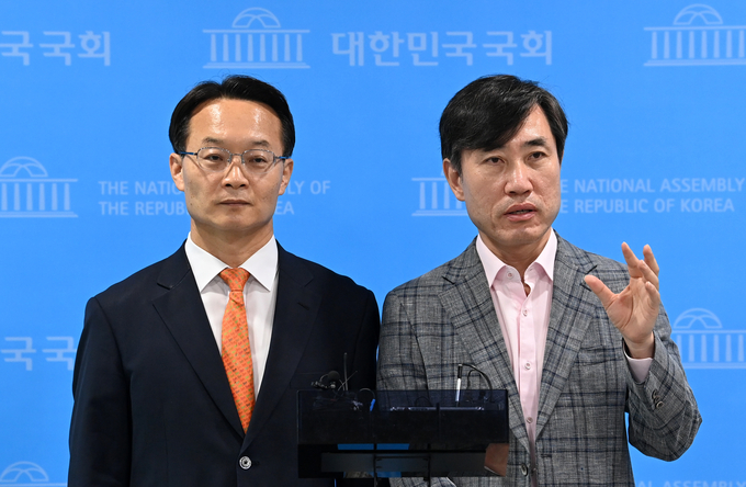 조해진·하태경 국민의힘 의원이 4일 오전 국회 소통관에서 국민의힘 당헌개정 관련 기자회견을 진행했다. (사진=연합뉴스 제공)