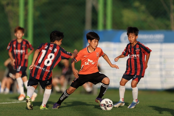 ‘2022 GROUND.N K리그 U12 & U11 챔피언십’이 4일 최종 라운드를 끝으로 6일간의 일정을 마무리했다. 사진은 수원FC 유스팀과 제주 유나이티드 유스팀의 경기 모습. (사진=한국프로축구연맹 제공)