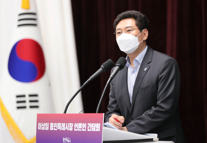 이상일 용인특례시장이 7월 11일 취임 후 첫 기자간담회를 갖고 글로벌 반도체 중심도시로 도약하기 위한 전략을 설명하고 있다.(사진=용인시 제공)