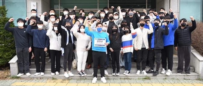 선관위에 후보등록을 한 후 지지하는 청년들과 기념촬영하고 있다. (사진=김현규 의원 제공)