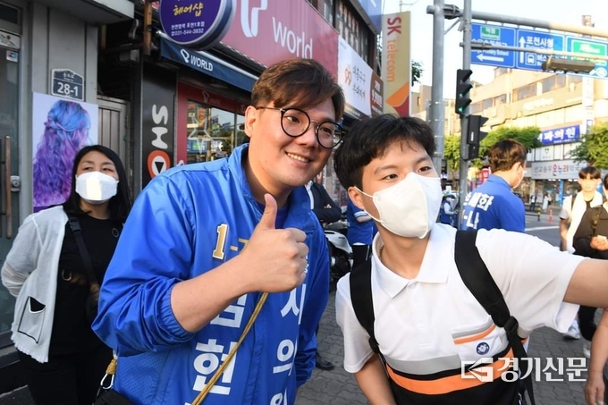 김현규 후보와 한 시민이 기념촬영을 하고 있다.(사진=문석완 기자)