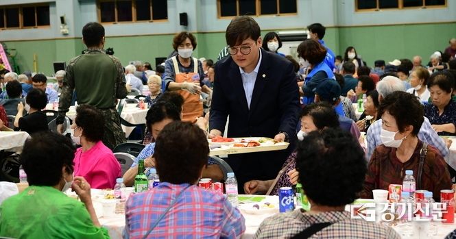 가산면 경로잔치에서 어르신들께 음식 봉사를 하고 있다. (사진=김현규 의원 제공)
