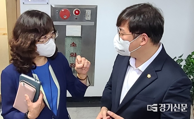 서정아 일자리경제과장과 청년 문제에 대해 대화를 나누고 있다. (사진=문석완 기자)