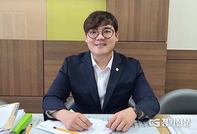 자신의 사무실에서 경기신문을 위해 포즈를 취해 주었다. (사진=문석완 기자)