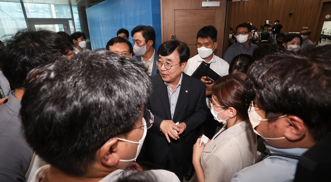 국민의힘 서병수 전국위원회 의장이 3일 오후 국회 소통관에서 전국위원회 및 비상대책위원회 구성 등과 관련해 취재진의 질문에 답변하고 있다. (사진=국회사진기자단)