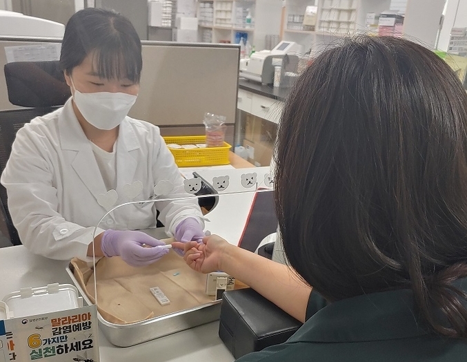 파주보건소의 말라리아 검사 모습(사진=파주시 제공)