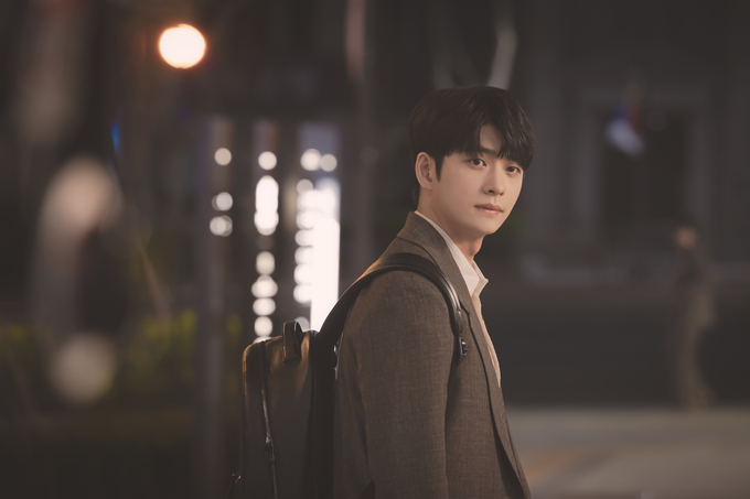 ENA 인기 드라마 ‘이상한 변호사 우영우’의 남자 주인공인 배우 강태오가 오는 7일 수원 kt위즈파크에서 열리는 2022 신한은행 쏠(SOL) KBO리그 kt 위즈와 한화 이글스의 경기에서 승리기원 시구를 진행한다. (사진=에이스토리, KT스튜디오지니, 낭만크루 제공)