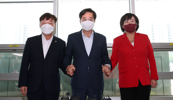 지난 4일 오후 경기도청 1층에서 김동연 경기도지사가 곽미숙 도의회 국민의힘 대표의원, 남종섭 도의회 더불어민주당 대표의원 등과 차담회를 가졌다. (사진=경기도 제공)