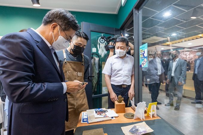 지난달 19일 김동연 경기도지사가 수원 지동시장을 찾아 상점들을 둘러보고 시장 상인들의 의견을 청취하며 민생현장을 살펴보고 있다. (사진=경기도 제공)
