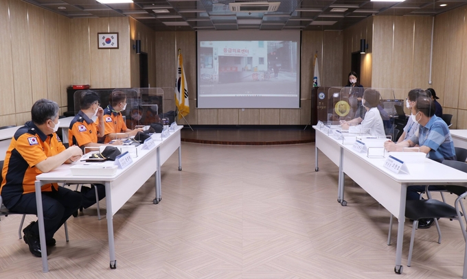 오산소방서는 오산시 원동 소재 종합병원을 방문해 화재예방 현장점검을 실시하고 있다.(사진=오산소방서 제공)