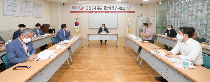이권재 오산시장은 산하 주요 공공기관·단체 현장을 방문, 시설관리공단 업무보고를 받고 있다.(사진=오산시 제공)