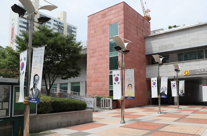 구리시 수택3동은 제77주년 광복절을 맞아 태극기와 독립운동가의 모습을 담은 배너기를 게양하는 한편 태극기 달기 운동을 적극 펼치기로 했다.(사진=구리시 제공)
