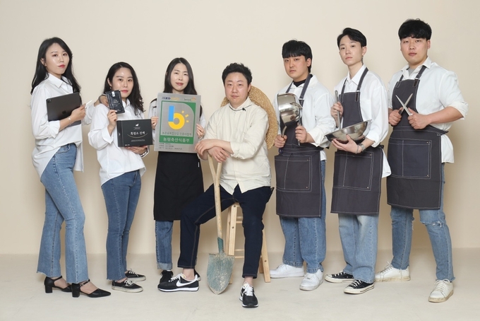 흑염소 진액 전문 '흑색건강' 정진욱 대표(38, 왼쪽에서 네번째)와 이정아 실장(37, 왼쪽에서 세번째) 부부가 직원들과 함께 있는 모습. (사진=정진욱 대표 제공)