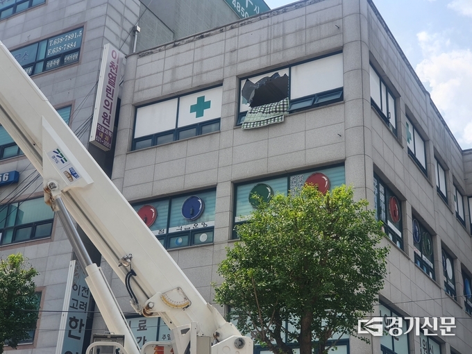  소방당국이 4층 창문을 깨고 인명 구조했다. (사진=정창규 기자)