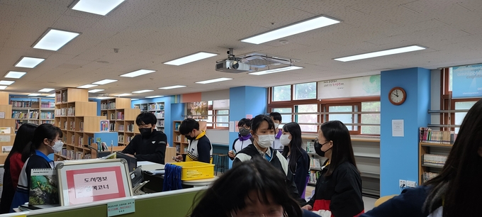 책 마당 도서관에서 진행된 ‘북적북적 눈치게임’ 프로그램에 참여하고 있는 군자중 학생들. (사진=시흥군자중학교 제공)