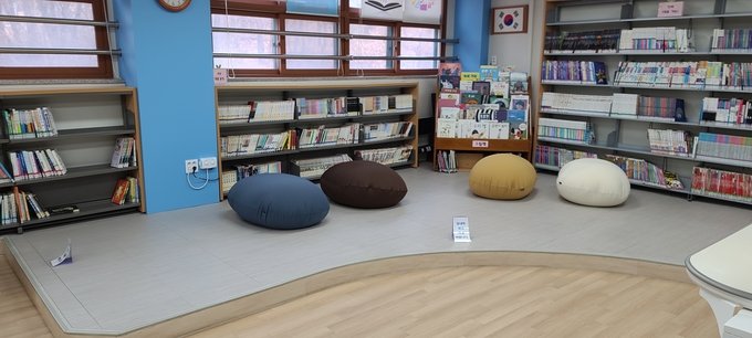 학생들이 편히 독서할 수 있도록 설계된 잭 마당 도서관의 온돌 공간. (사진=시흥군자중학교 제공)