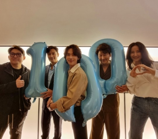 영화 '비상선언' 100만 관객 돌파 감사 인증 사진. (사진=쇼박스 제공)
