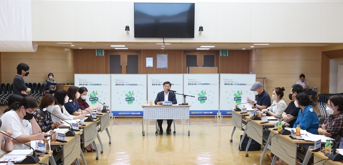 광명시는 지난 5일 시청 대회의실에서 광명동초 복합시설 내 건립 예정인 어린이과학체험공간의 전시콘텐츠 구축 기본계획 연구용역의 중간보고회를 가졌다.(사진=광명시 제공)