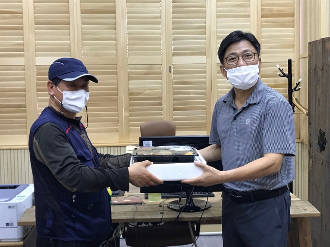 정우식 광명도시공사 개발사업본부장은 “여름철 야외에서 근무하는 직원들의 건강을 최우선으로 생각하길 바란다”며, “여름 성수기를 맞이해 광명동굴을 찾는 관람객들을 위해 고객서비스 제공에 만전을 기해주기를 바란다”고 당부했다.(사진=광명도시공사 제공)