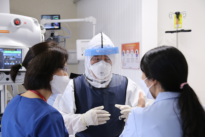 시화병원이 최근 전파력이 높은 코로나19 신종 변이 바이러스 확산과 여름 휴가철이 본격화되면서 확진자가 급증함에 따라 중증 환자를 신속하고 안전하게 치료하는 동시에 선제적인 방역 활동을 강화하고 있다.(사진=시화병원 제공)