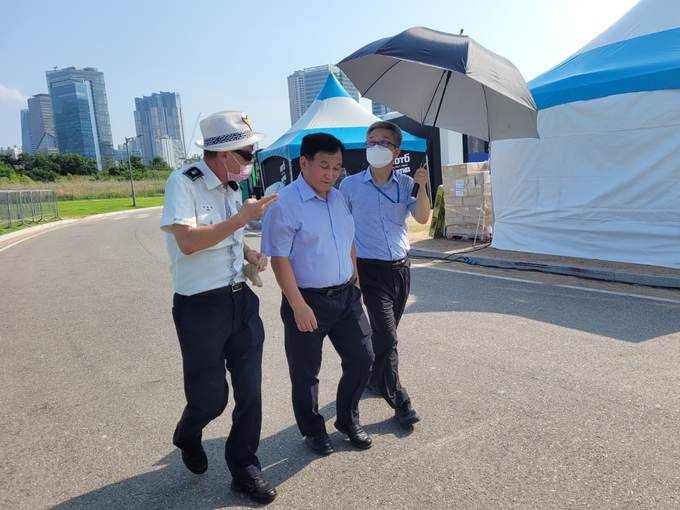 인천자치경찰위원회 이병록 위원장이 송도달빛축제공원을 방문헤 교통관리 상황을 점검하고 있다. ( 사진 = 인천시 제공 )