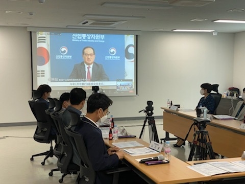 5일 인천시청 신관에서 중국 웨이하이시와 '제5회 지방경제협력 공동위원회'를 열고 회의하고 있다. ( 사진 = 인천시 제공 )