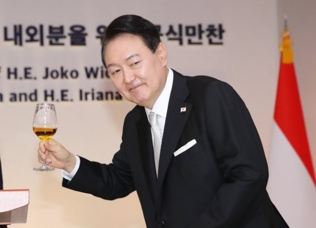 윤석열 대통령이 지난달 28일 조코 위도도(조코위) 인도네시아 대통령 방한 공식 만찬에서 건배를 하고 있다. (사진=대통령실통신사진기자단/연합뉴스 제공)