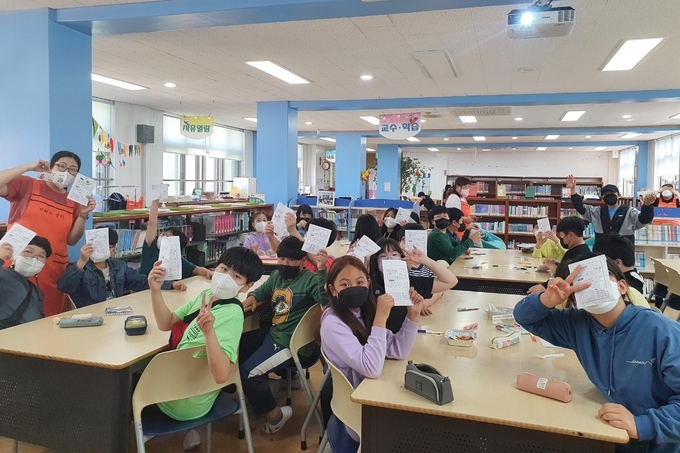  시흥대야초등학교 학생들이 사랑의 책약방 행사에 참여하고 있다. (사진=시흥 대야초등학교 제공)