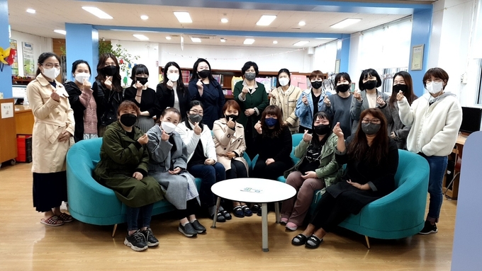  지혜의 샘터 도서관 학부모 동아리. 가정의 학생들을 위해 독서교육 프로그램을 개발하고 있다. (사진=대야초등학교 제공)
