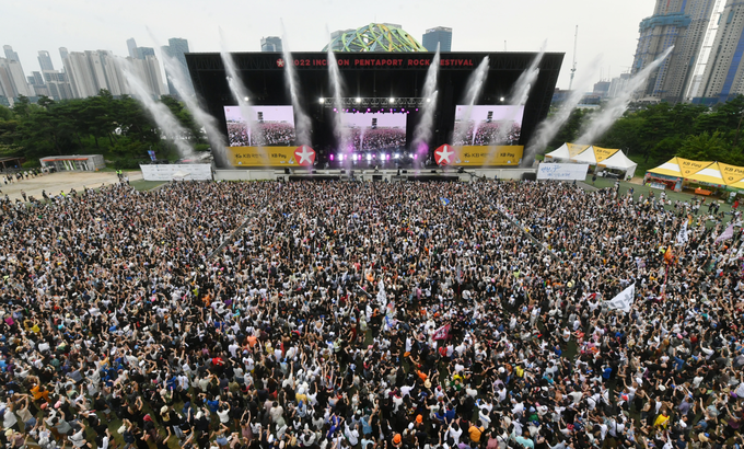 지난 6일 2022 인천펜타포트 락 페스티벌 메인 무대에서 관람객들이 공연을 즐기고 있다. ( 사진 = 인천관광공사 제공 )