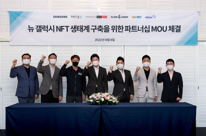 갤럭시 NFT 생태계 구축을 위한 파트너쉽 MOU 체결식. (좌측부터) 최상진 B2B그룹장(삼성전자판매), 이신우 프로(삼성전자 한국총괄), 미치리우 CEO(쎄타랩스), 정동성 부점장(신라면세점), 박동진 대표(이크루즈), 홍성환 본부장(쇼골프), 김경동 대표(올링크). (사진=삼성전자 제공)