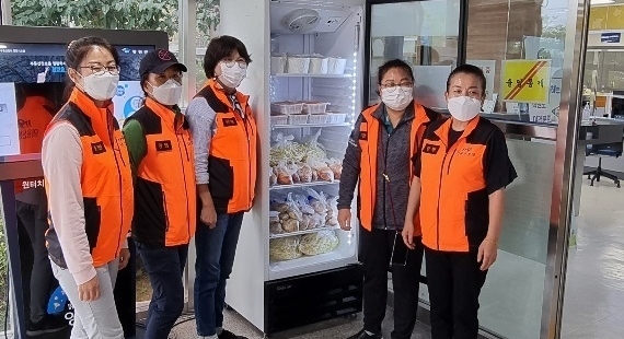 양평군 용문면(면장 조종상)에 비치된 용문면의 자랑 '행복나눔 냉장고'에 따뜻한 나눔의 손길들이 계속해서 이어지고 있다. (사진=양평군 용문면 행정복지센터 제공)