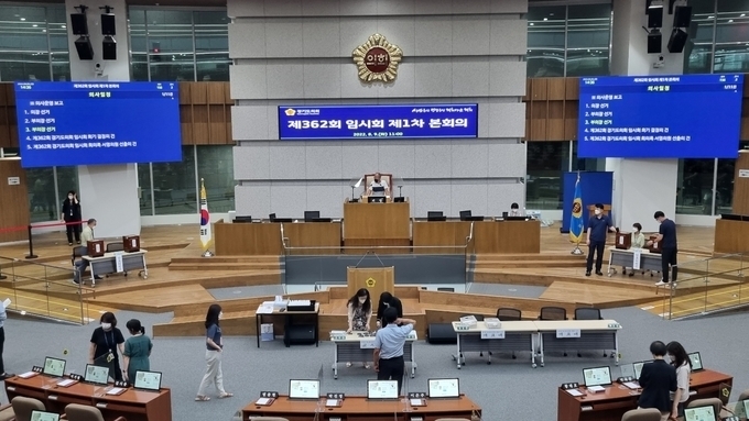 경기도의회 사무처 직원들이 8일 제362회 경기도의회 임시회 본회의를 준비하고 있다. (사진=허수빈 기자)