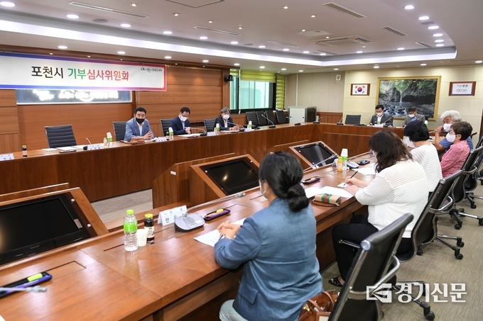 ‘2022년 제4회 포천시 기부심사위원회’가 열리고 있다. (사진=포천시 제공)
