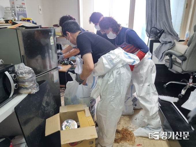 군내면 지역사회보장협의체 회원들이 집안 정리를 하고 있다. (사진=포천시 제공)