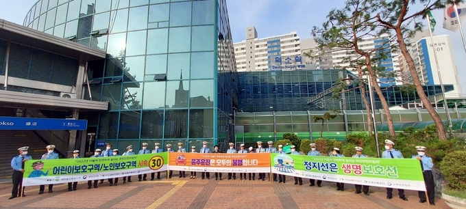 새마을교통봉사대 남양주시지대 40여 명의 대원은 7일 덕소역 앞에서 교통문화 개선 캠페인과 탄소중립실천 캠페인을 벌였다.(사진=남양주시 제공)