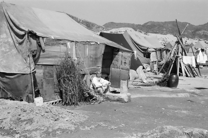 천막앞에 앉아 있는 노인. (사진=성남학연구소 제공)
