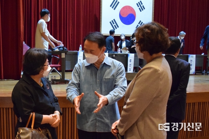  임태희 경기도교육감이 소통토론회에서 학교구성원과 교권 강화 방안에 대해 토의하고 있다. (사진=정창규 기자)