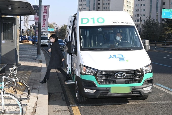 경기도형 DRT는 실시간 호출 상황에 따라 가장 효율적인 경로를 만들어 운행하는 만큼 대기시간은 물론이고 승·하차 지점이 실시간으로 달라진다. (사진=경기도 제공)
