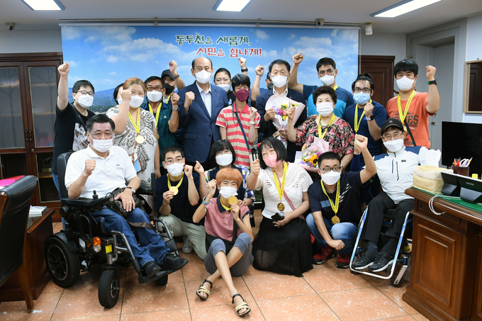 박형덕 동두천시장이 제7회 경기도지사배 전국 장애인태권도대회 입상 선수들에게 메달을 수여하고 격려했다.(사진=동두천시 제공)