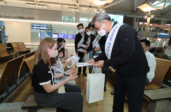 지난 8일 오후 인천공항 제1여객터미널 3층 출국장에서 진행한 ‘인천공항 안전문화 확산을 위한 대국민 안전캠페인’에서 인천국제공항공사 이경용 안전보안본부장이 여객들에게 안전문화 홍보 안내문과 기념품을 나눠주고 있다. ( 사진 = 인천국제공항공사 제공 )