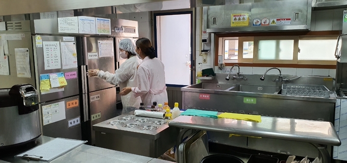 군포시 소비자식품위생감시원이 위생점검 하고 있다.(사진=군포시 제공)