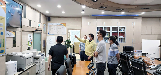 임병택 시흥시장 재난안전대책본부 상황 점검하고 있다.(사진=시흥시 제공)
