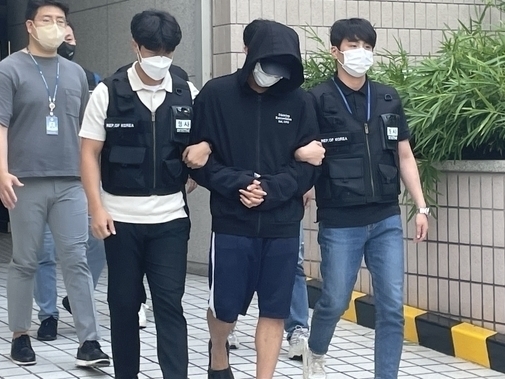 지난달 17일 오후 인천지법에서 인하대 성폭행 사망 사건 피의자(가운데)가 영장실질 심사를 마친 뒤 법원을 나오고 있다. ( 사진 = 조경욱 기자 )