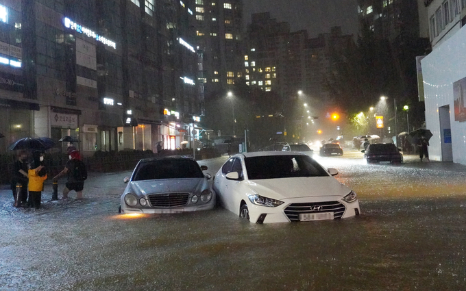 지난 8일 밤 서울 강남구 대치동의 한 도로와 인도가 물에 잠긴 모습. (사진=연합뉴스 제공)