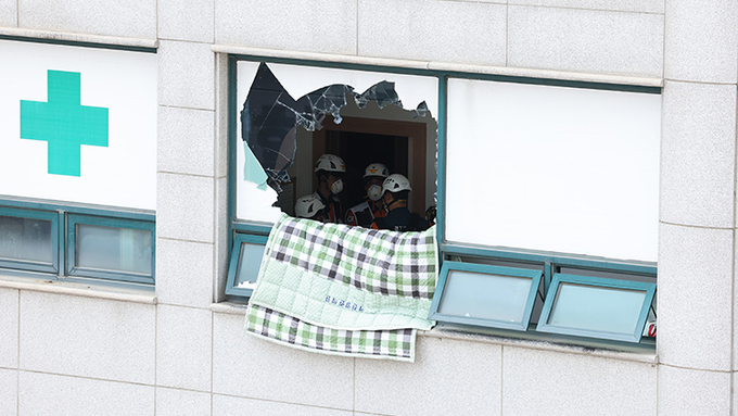 5일 경기도 이천시 관고동 병원 건물에서 화재가 발생해 소방대원들이 구조 작업을 마친 뒤 화재 현장을 조사하고 있다. ( 사진 = 연합뉴스 제공 )