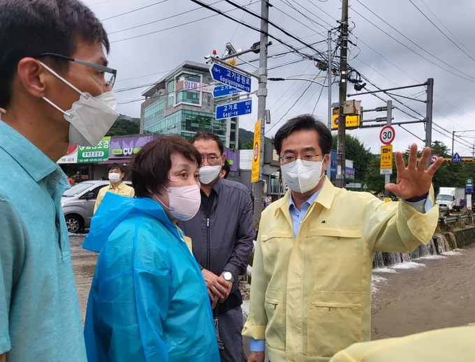 폭우경보가 내려진 9일 오후 3시40분쯤 용인시 수지구 고기동 고기교 앞. 노란 점퍼에 장화를 신고 등장한 김동연 경기도지사는 하천범람으로 물에 잠긴 고기교 일대와 침수된 농경지 현장을 찾았다. (사진=김혜진 기자)