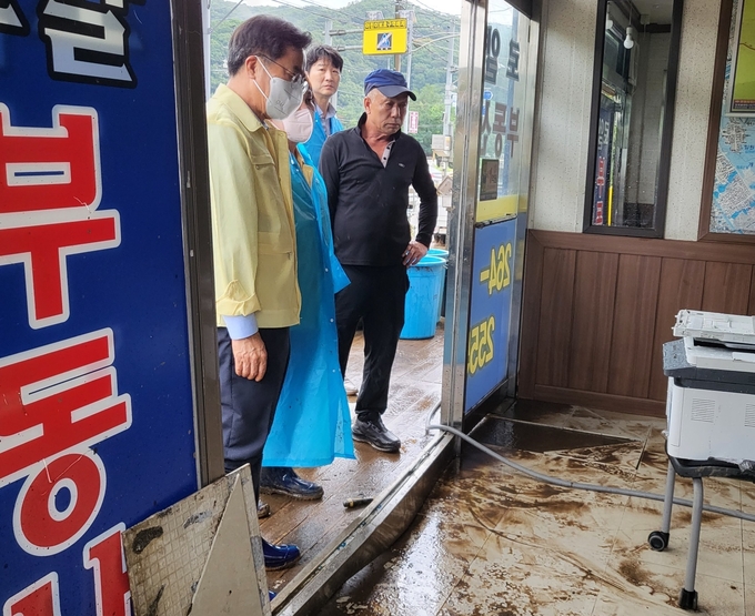 폭우경보가 내려진 9일 오후 3시40분쯤 용인시 수지구 고기동 고기교 앞. 노란 점퍼에 장화를 신고 등장한 김동연 경기도지사는 하천범람으로 물에 잠긴 고기교 일대와 침수된 농경지 현장을 찾았다. (사진=김혜진 기자)