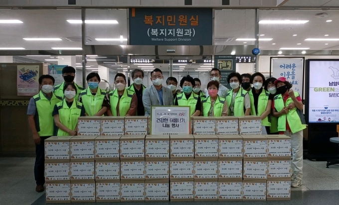 남양주시 다산1동 지역사회보장협의체 회원들은 9일 저소득층 50가구를 방문해 건강하게 여름을 나도록 마련한 꾸러미를 전달했다.(사진=남양주시 제공)